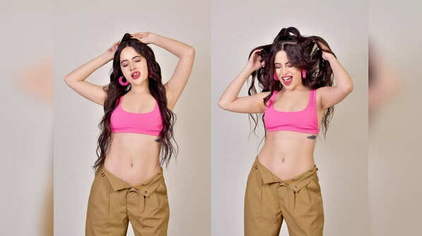 Back to unbuttoning her pants