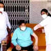 Article image for: Viral video! <i class="tbold">Dharmendra</i> gets COVID-19 booster shot, blesses the nurse, ‘Jeeti Raho’