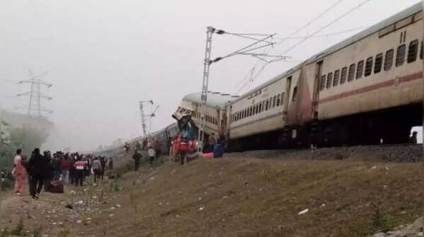 Guwahati-Bikaner Express derails in Bengal