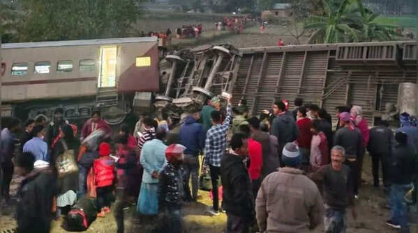 Guwahati-Bikaner Express derails in Bengal