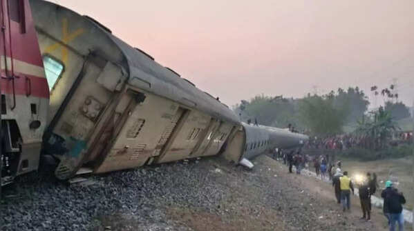 Guwahati-Bikaner Express derails in Bengal