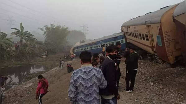 Guwahati-Bikaner Express derails in Bengal