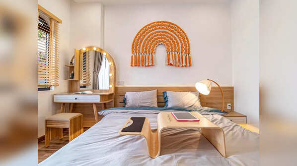 The earthy and artistic decor