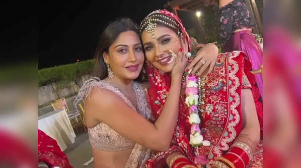 Bridesmaid Surbhi looks stunning