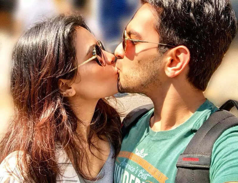 Romantic pictures of Aditya Narayan and Shweta Agarwal trend as they are all set to welcome their first child