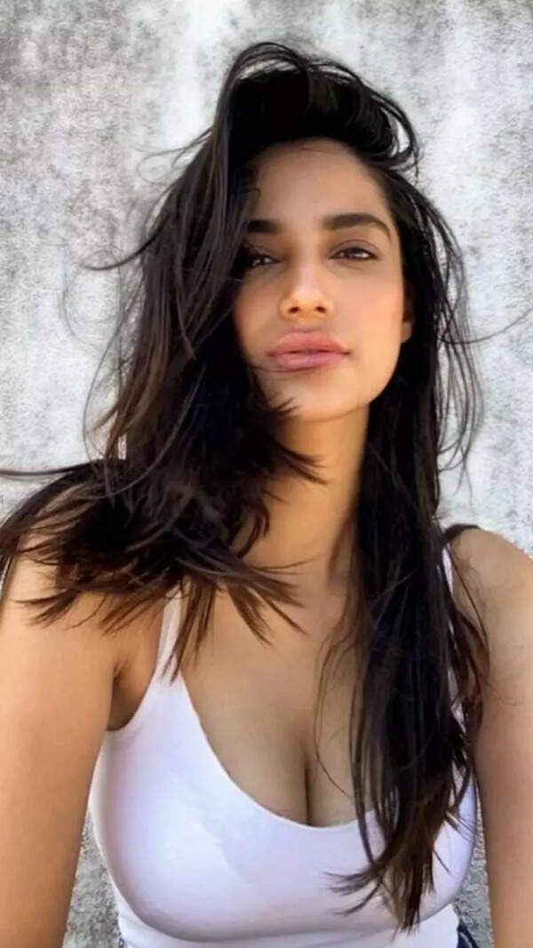Meenakshi Chaudhary Images