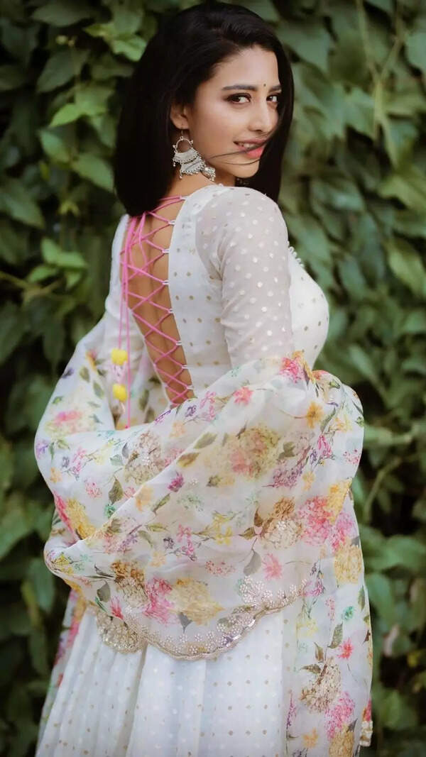 Daksha Nagarkar Photos