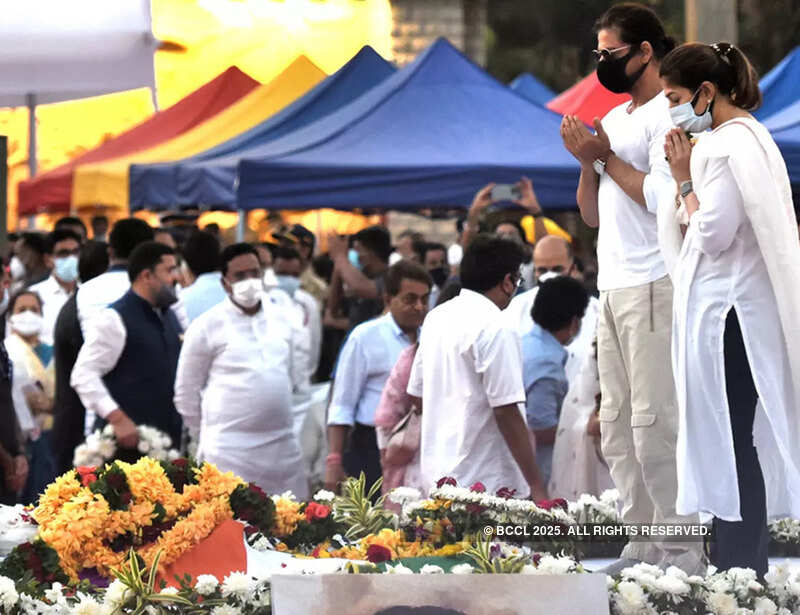 These pictures of Shah Rukh Khan offering Dua for Lata Mangeshkar at her funeral will leave you emotional