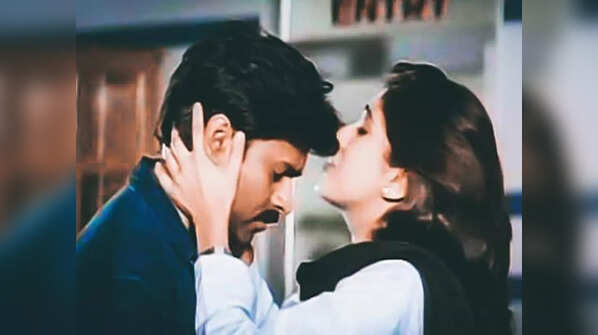 Pawan Kalyan, Keerthi Reddy's 'Tholi Prema'