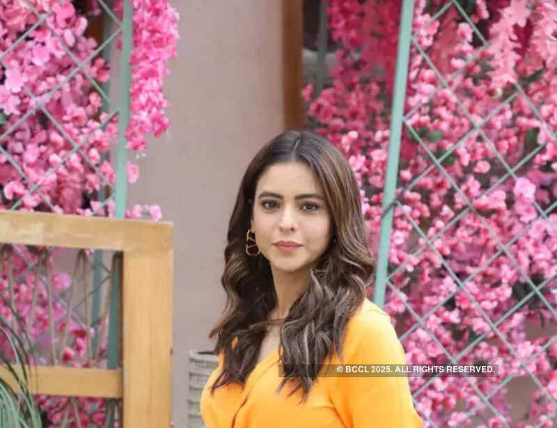 #ETimesSnapped: From Aamna Sharif to Neha Sharma, paparazzi pictures of your favourite celebs