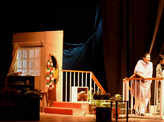 Kaanch Kay Khilauney: A play