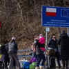 Ukrainian refugees crossing the border into Poland in Kroscienko (AFP photo)