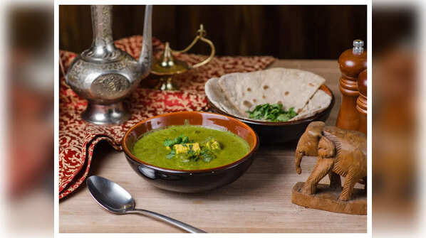Here’s how you can cook saag in the right way according to Ayurveda: