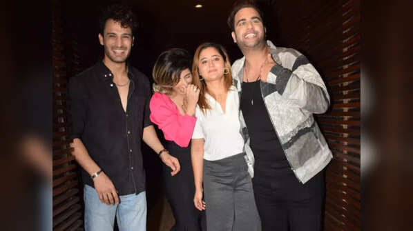 Bigg Boss fame Rajiv Adatia's crazy dinner bash with friends Umar Riaz, Rashami Desai, Neha Bhasin and others before leaving for London