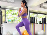 New workout pictures of Janhvi Kapoor flaunting her toned abs will surely motivate you to hit the gym