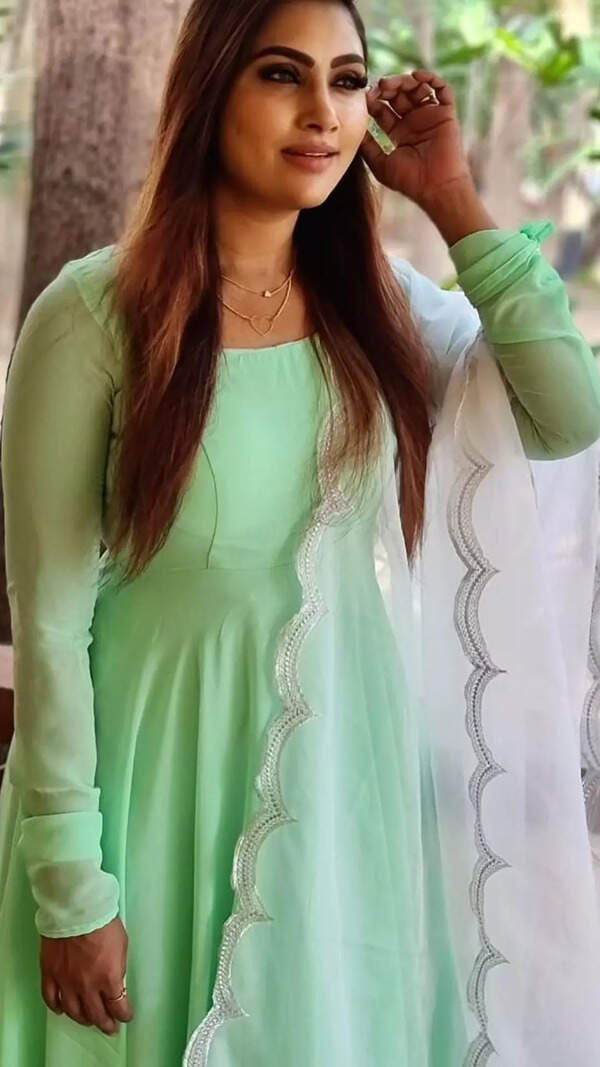 Myna Nandhini Images