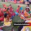Article image for: Women and children celebrate Sheetala <i class="tbold">ashtami</i> at Ramniwas Bhag in Jaipur