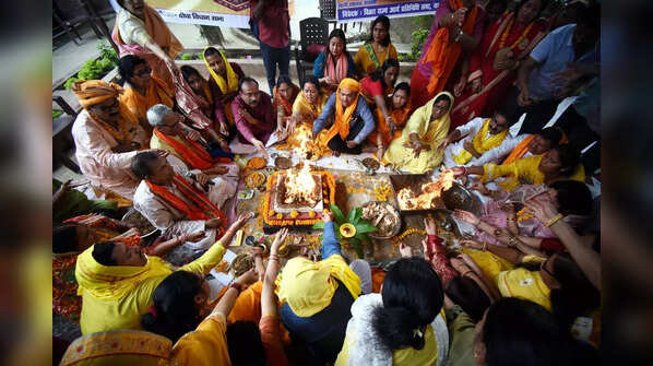 Devotees perform 'hawan'