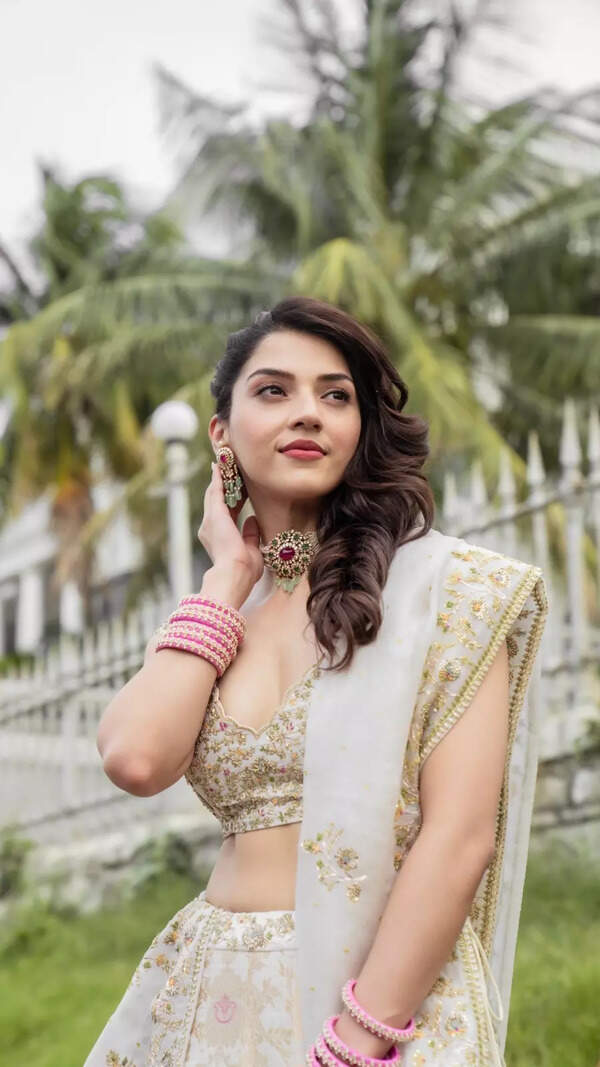Mehreen Pirzada Images