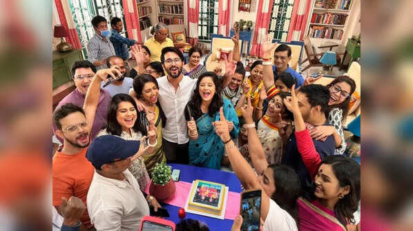 ‘Aay Tobe Sohochori’ strikes double century; team celebrates the milestone