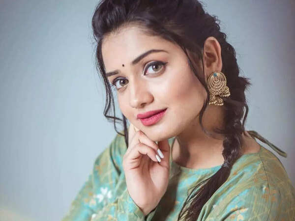 Hruta Durgule Wallpapers
