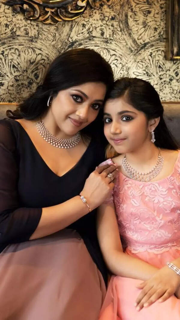 Meena Wallpapers
