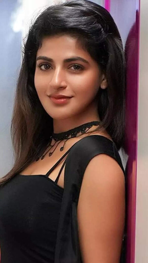Iswarya Menon Images