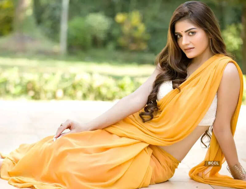 Pictures of Kajal Chouhan who will be seen in MJ Ramanan’s upcoming movie ‘Shooting Star’