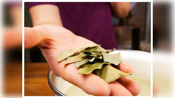 Is it safe to add bay leaves to meals?