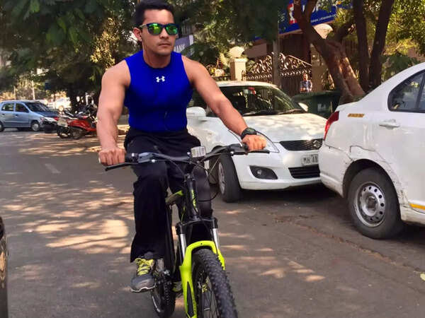 Aditya Narayan Pictures