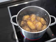 Here's why you should add vinegar while boiling potatoes