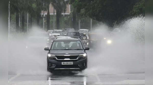 Waterlogging, traffic jam as heavy rain lashes Mumbai