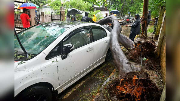 Waterlogging, traffic jam as heavy rain lashes Mumbai