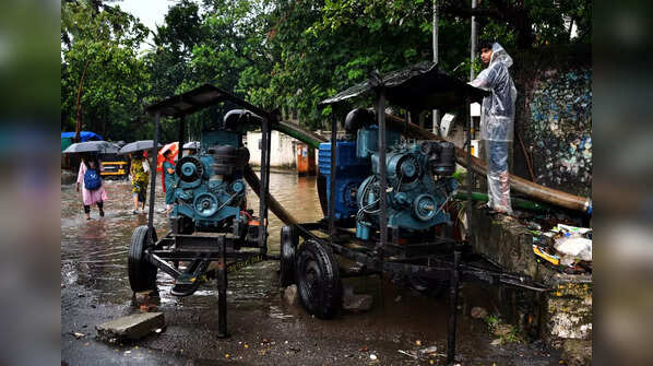 Waterlogging, traffic jam as heavy rain lashes Mumbai