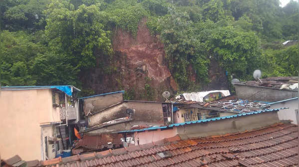 Waterlogging, traffic jam as heavy rain lashes Mumbai