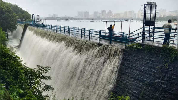 Waterlogging, traffic jam as heavy rain lashes Mumbai