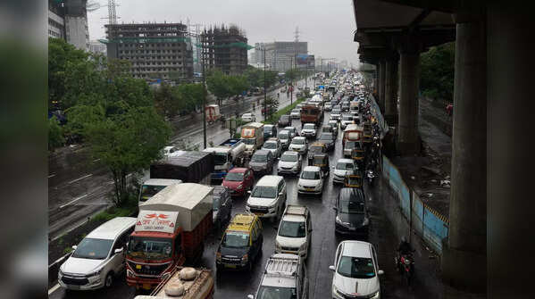 Waterlogging, traffic jam as heavy rain lashes Mumbai