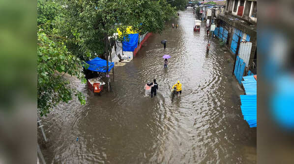 Waterlogging, traffic jam as heavy rain lashes Mumbai