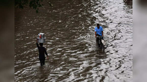 Waterlogging, traffic jam as heavy rain lashes Mumbai