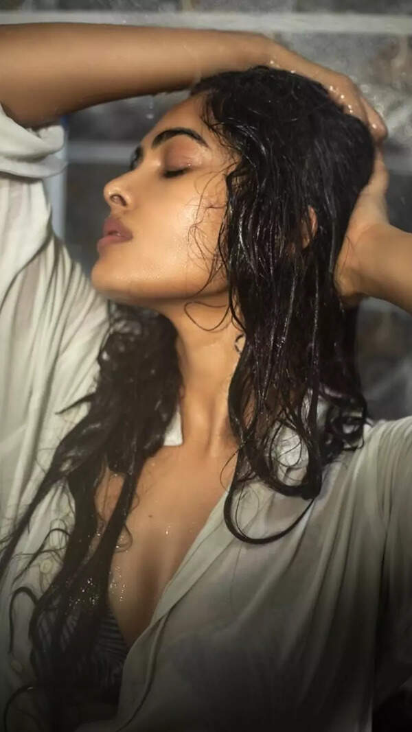 Divi Vadthya Pictures
