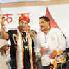 Article image for: Salman at <i class="tbold">blood donation camp</i>