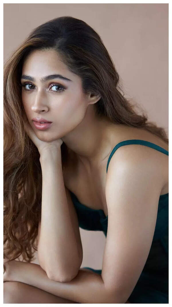 Pashmina Roshan Stills