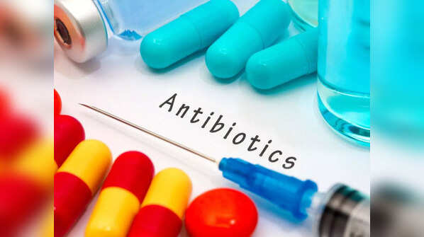 How do antibiotics help in treating UTI?