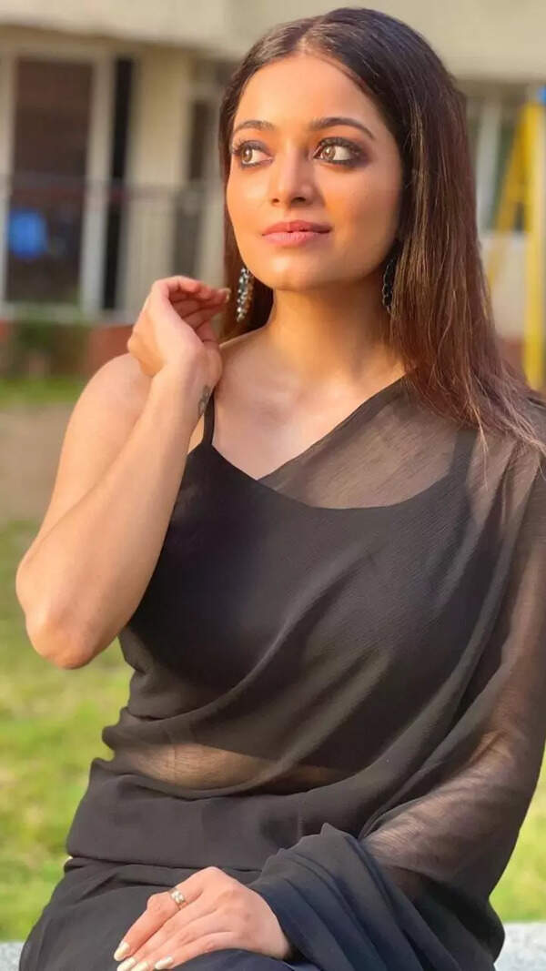 Janani Iyer Images