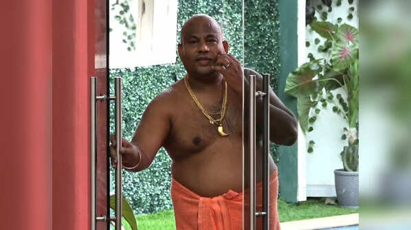 Astrologer Aryavardhan surprises all with his new look