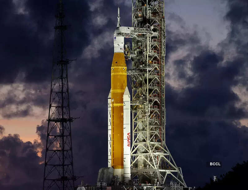 25 images of NASA's giant moon rocket
