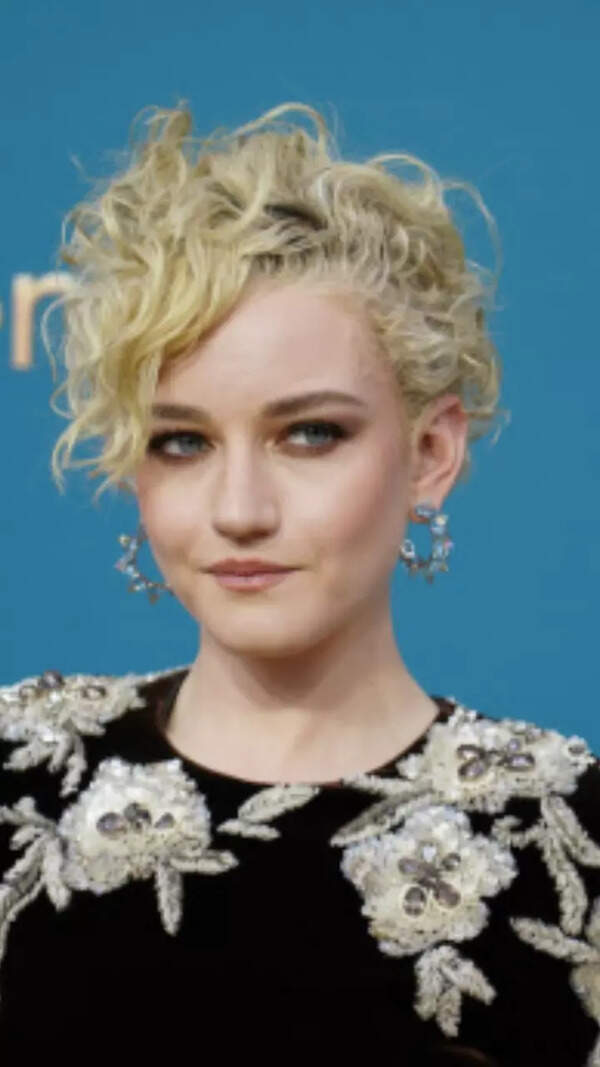 Julia Garner Images