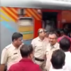 Article image for: WB <i class="tbold">nabanna march</i>: Scuffle breaks out between BJP workers, Police outside Bolpur Railway Station