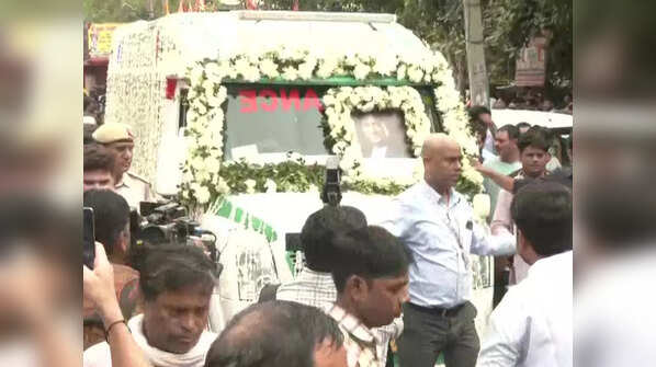 Mortal remains of Raju Srivastava being taken for cremation