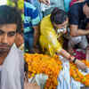Raju Srivastava's wife Shikha breaks down in tears at the funeral; son Ayushmaan and family members bid emotional farewell